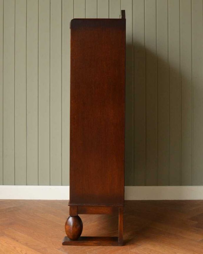 アンティークのキャビネット　アンティーク家具　イギリスから届いたアンティーク家具、お花の彫りが美しい木製のブックケース（本棚）。横から見てもステキ横から見るとこんな感じ。(q-1581-f)