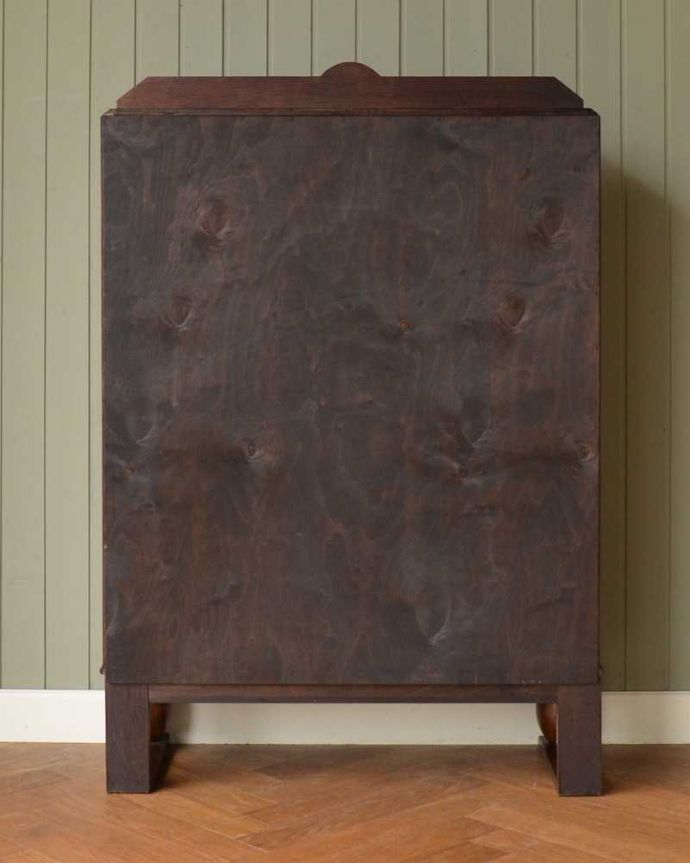 アンティークのキャビネット　アンティーク家具　イギリスから届いたアンティーク家具、お花の彫りが美しい木製のブックケース（本棚）。後ろ姿にも気を使ってますアンティークは新品ではないので、もちろん経年変化によるキズはありますが、専門の職人がキレイにお直しをしているので、後ろ姿までキレイです。(q-1581-f)