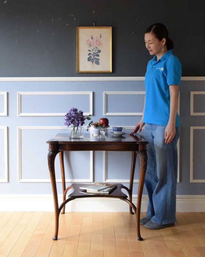 アンティークのテーブル　アンティーク家具　アンティークの高級感のある英国輸入家具、美しいオケージョナルテーブル。どんな場所でも便利に使える小さなテーブルそもそも「オケージョナル」とは「便利に使える」と言う意味。(q-1582-f)