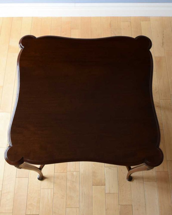 アンティークのテーブル　アンティーク家具　アンティークの高級感のある英国輸入家具、美しいオケージョナルテーブル。天板の形を見てみると･･･テーブルの形を上から見ると、こんな感じです。(q-1582-f)