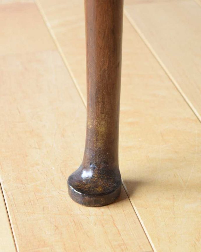 アンティークのテーブル　アンティーク家具　アンティークの高級感のある英国輸入家具、美しいオケージョナルテーブル。持ち上げなくても移動できます！Handleのアンティークは、脚の裏にフェルトキーパーをお付けしていますので、床を滑らせてれば移動が簡単です。(q-1582-f)