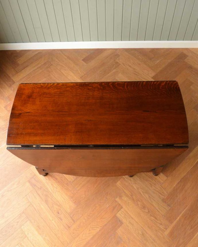 アンティークのテーブル アンティーク家具 アンティーク英国家具、伸張式ダイニングテーブル(ゲートレッグテーブル) 。畳むとこんなにスリムなサイズリーフを閉じた状態のテーブルを上から見るとこんな感じ。(q-1583-f)