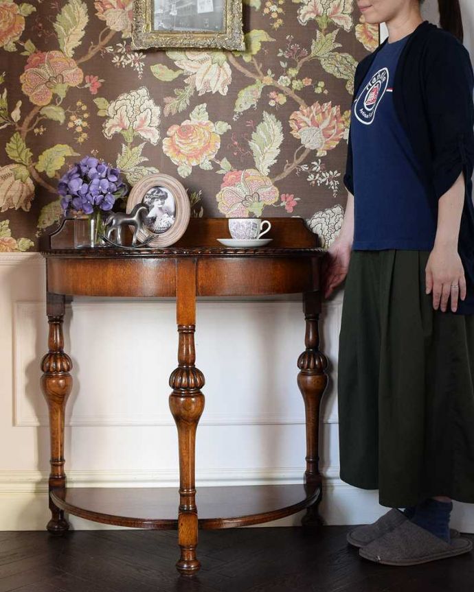 アンティークのテーブル アンティーク家具 イギリス輸入のアンティーク家具、ハーフムーンの脚が美しいコンソールテーブル。壁にピタッと付けるだけで出来るおしゃれコーナーハーフムーン型のコンソールテーブルは見せる場所を作ってくれる最強のアンティーク家具。(q-1584-f)