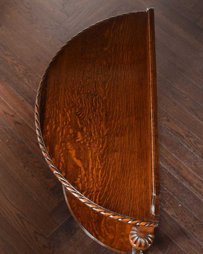 アンティークのテーブル アンティーク家具 イギリス輸入のアンティーク家具、ハーフムーンの脚が美しいコンソールテーブル。上から見ると半分のお月様が見えますハーフムーン(半月型)の天板には、何を置いても素敵に魅せてくれる力があります。(q-1584-f)