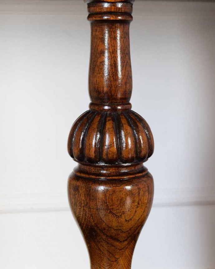 アンティークのテーブル アンティーク家具 イギリス輸入のアンティーク家具、ハーフムーンの脚が美しいコンソールテーブル。いろんな場所にこだわり彫のデザインもいろいろです。(q-1584-f)