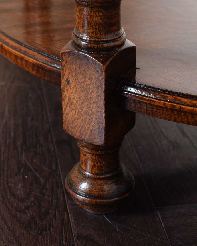 アンティークのテーブル アンティーク家具 イギリス輸入のアンティーク家具、ハーフムーンの脚が美しいコンソールテーブル。持ち上げなくても移動できます!Handleのアンティークは、脚の裏にフェルトキーパーをお付けしていますので、床を滑らせてれば女性1人でも移動が簡単です。(q-1584-f)