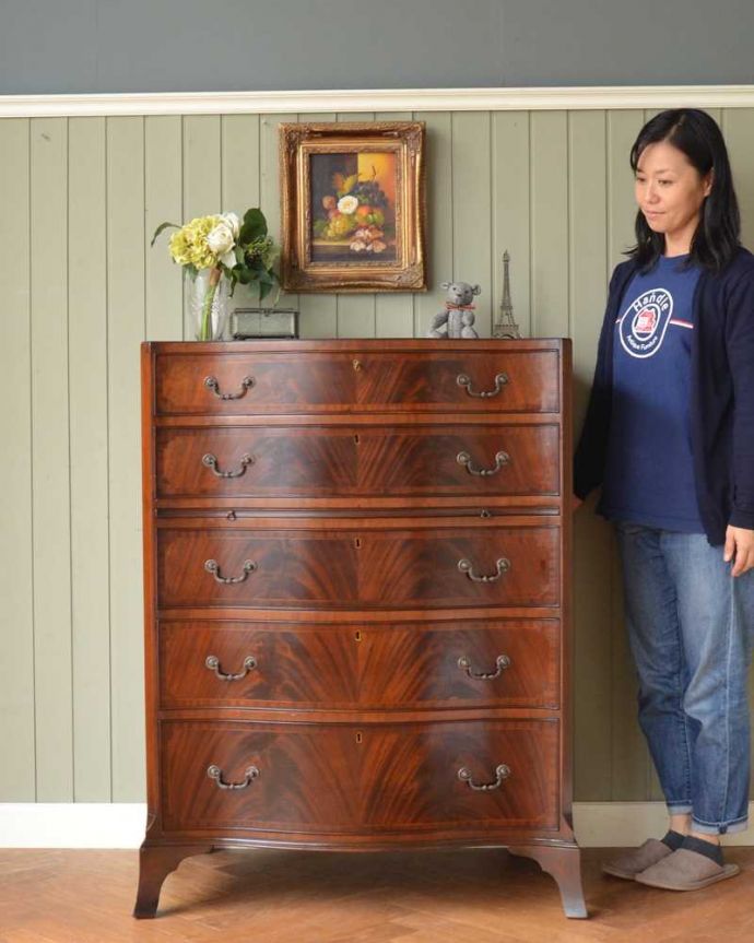 アンティークのチェスト　アンティーク家具　木目の美しさを楽しめる英国アンティーク、トレー付きのチェストオブドロワーズ 。大人の雰囲気漂う人気の英国チェストシンプルなデザインだからこそ木目の美しさが際立つチェスト。(q-1585-f)