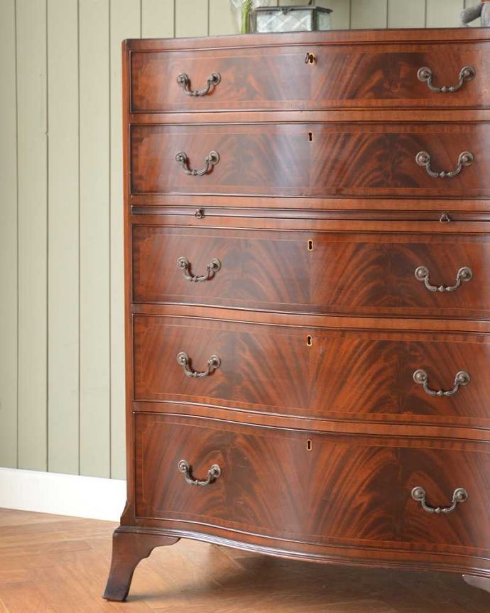 アンティークのチェスト　アンティーク家具　木目の美しさを楽しめる英国アンティーク、トレー付きのチェストオブドロワーズ 。アンティークだから手に入る質の良さ現代では手に入れることが出来ない質のいい素材が使われているのもアンティーク家具の特長。(q-1585-f)