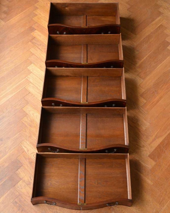 アンティークのチェスト　アンティーク家具　木目の美しさを楽しめる英国アンティーク、トレー付きのチェストオブドロワーズ 。引き出しの中もキレイに修復しましたお洋服を入れてもいいように、引き出しの中も専門の職人が時間をかけてしっかり修復しました。(q-1585-f)