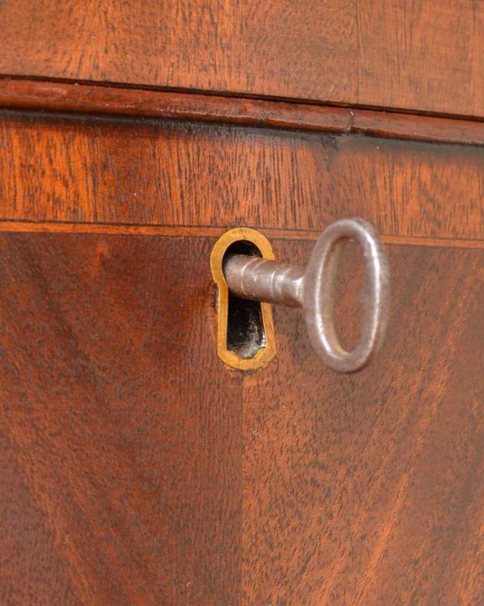アンティークのチェスト　アンティーク家具　木目の美しさを楽しめる英国アンティーク、トレー付きのチェストオブドロワーズ 。大切なものも安心です引き出しにカギが付いているので、大切なものも収納することが出来ます。(q-1585-f)
