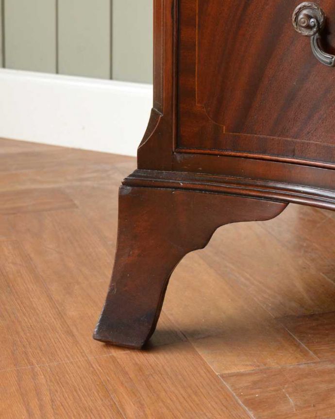 アンティークのチェスト　アンティーク家具　木目の美しさを楽しめる英国アンティーク、トレー付きのチェストオブドロワーズ 。女性1人でラクラク運べちゃう仕掛けHandleのアンティークは、脚の裏にフェルトキーパーをお付けしています。(q-1585-f)