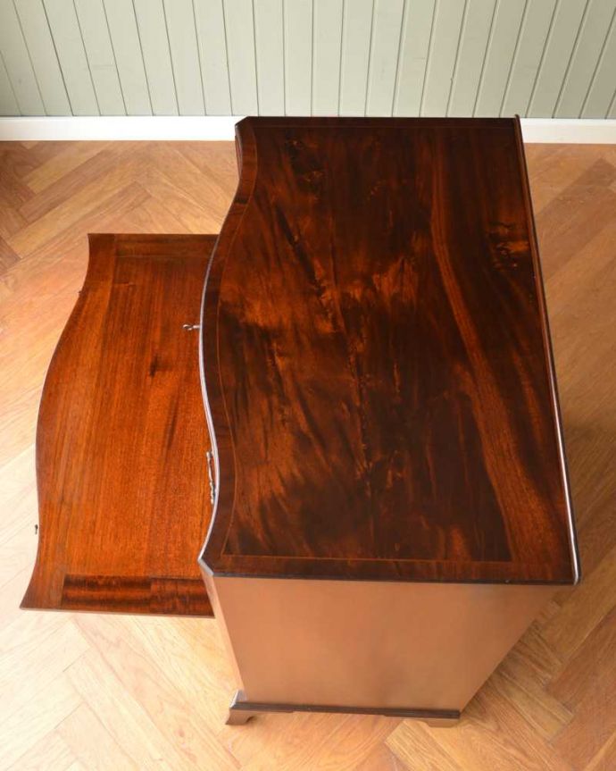 アンティークのチェスト　アンティーク家具　木目の美しさを楽しめる英国アンティーク、トレー付きのチェストオブドロワーズ 。ピカピカに仕上げましたHandleでは修復の時、天板の塗装も一度剥離してキレイに仕上げました。(q-1585-f)