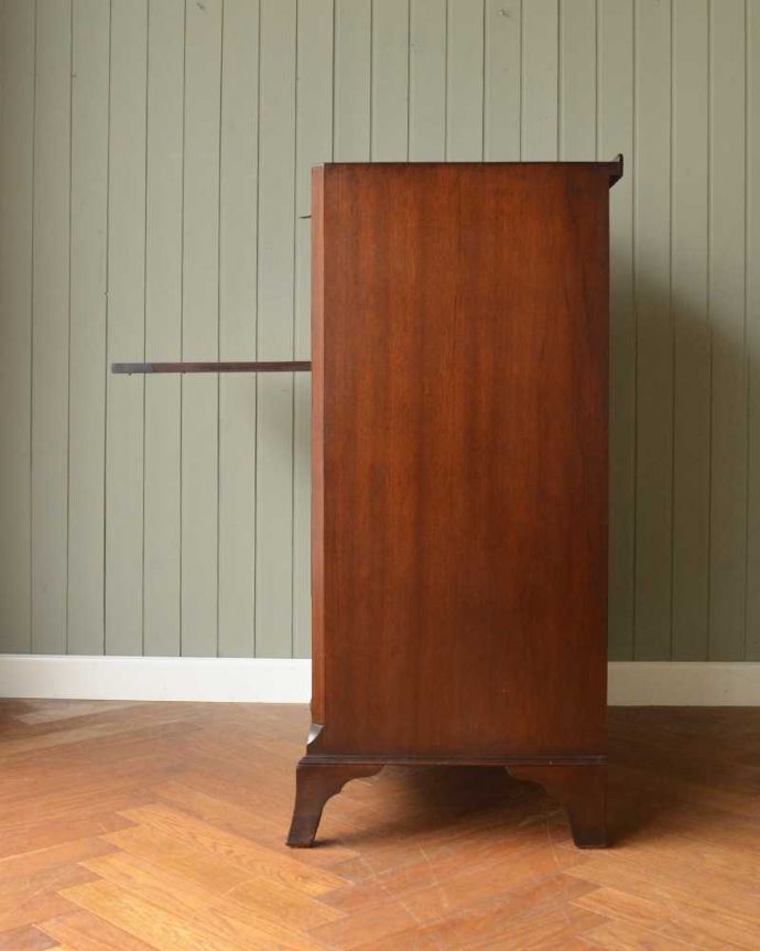 アンティークのチェスト　アンティーク家具　木目の美しさを楽しめる英国アンティーク、トレー付きのチェストオブドロワーズ 。横顔もキレイですどこから見られても絵になるスタイル。(q-1585-f)