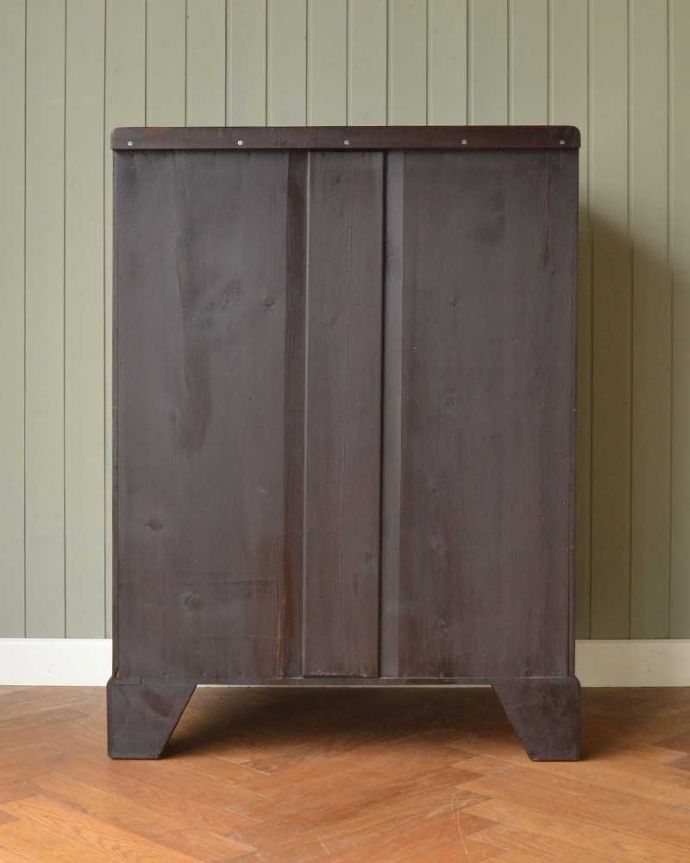 アンティークのチェスト　アンティーク家具　木目の美しさを楽しめる英国アンティーク、トレー付きのチェストオブドロワーズ 。後ろ姿も見て下さいアンティークは新品ではないので、もちろん経年変化によるキズはありますが、専門の職人が修復しました。(q-1585-f)