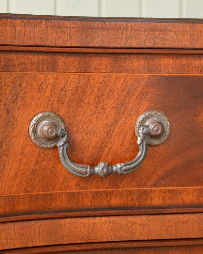 アンティークのチェスト　アンティーク家具　木目の美しさを楽しめる英国アンティーク、トレー付きのチェストオブドロワーズ 。アンティークらしい取っ手アンティーク家具は取っ手のデザインまで、なんだか高級感があるんですよね。(q-1585-f)