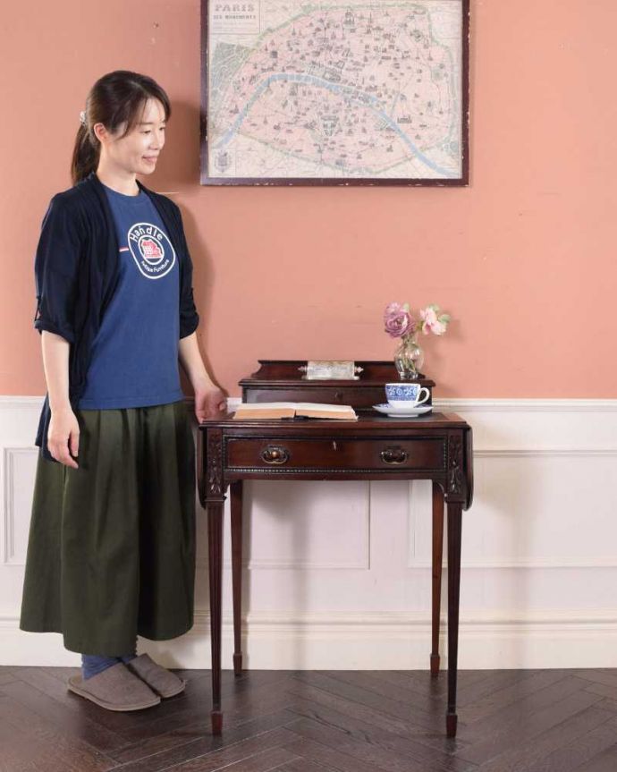 アンティークのデスク・書斎机　アンティーク家具　英国で見つけたアンティーク家具、美しい大人のライティングデスク（収納付き）。凛とした雰囲気が漂う上品なデスク象嵌が美しい高級なデスクは、スッキリとした直線的なデザインが特徴的。(q-1586-f)