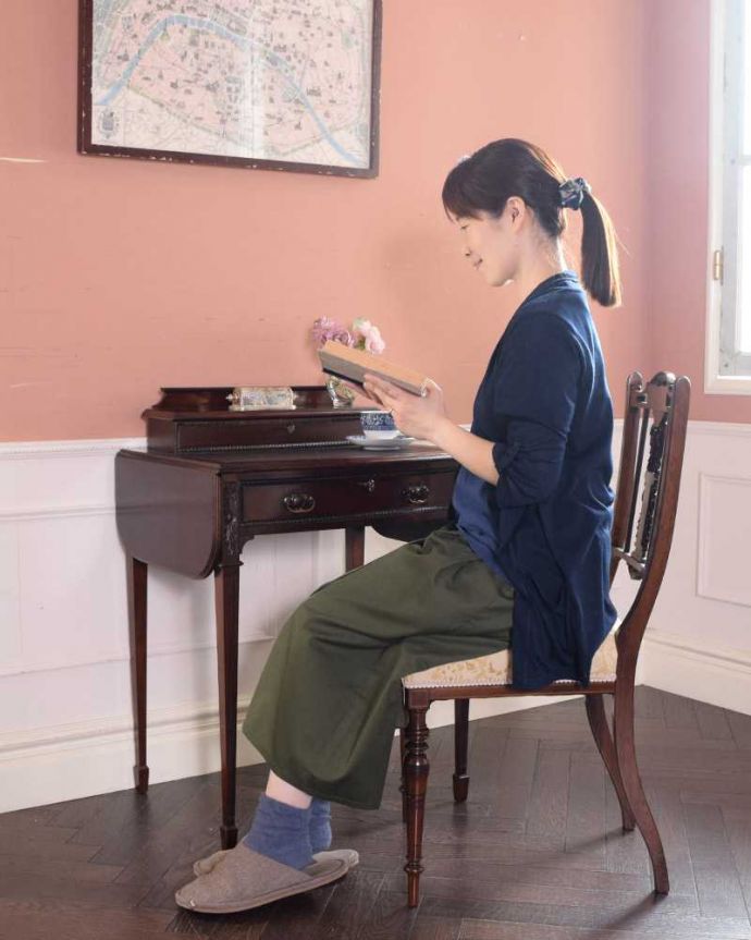 アンティークのデスク・書斎机　アンティーク家具　英国で見つけたアンティーク家具、美しい大人のライティングデスク（収納付き）。自分だけの時間をもっと優雅に･･･ちょっと贅沢な自分だけの場所。(q-1586-f)