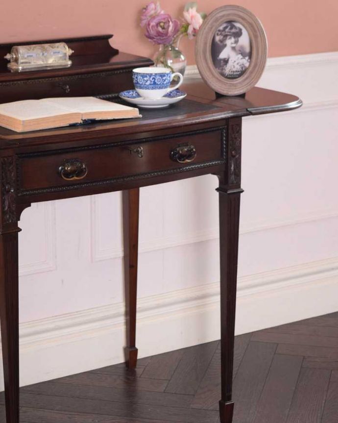 アンティークのデスク・書斎机　アンティーク家具　英国で見つけたアンティーク家具、美しい大人のライティングデスク（収納付き）。大人の色気を感じる銘木の美しさアンティークのデスクらしく美しい木目が自慢。(q-1586-f)