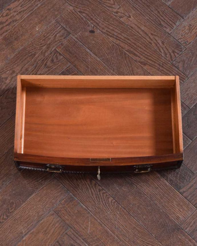 アンティークのデスク・書斎机　アンティーク家具　英国で見つけたアンティーク家具、美しい大人のライティングデスク（収納付き）。引き出しの中もキレイに修復しました！もちろん引き出しの中も職人がキレイにお直しました。(q-1586-f)