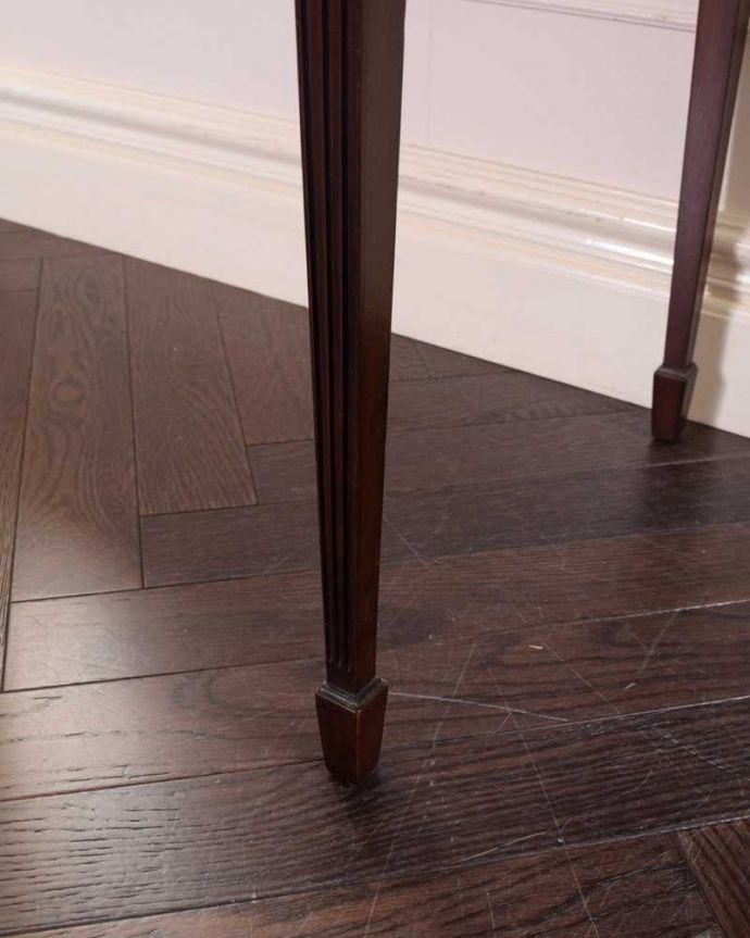 アンティークのデスク・書斎机　アンティーク家具　英国で見つけたアンティーク家具、美しい大人のライティングデスク（収納付き）。女性1人でラクラク運べちゃう仕掛けHandleのアンティークは、脚の裏にフェルトキーパーをお付けしています。(q-1586-f)