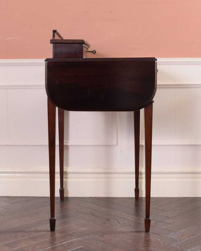 アンティークのデスク・書斎机　アンティーク家具　英国で見つけたアンティーク家具、美しい大人のライティングデスク（収納付き）。天板を畳むとこんな感じ閉じたときは、また違った表情を見せて楽しませてくれます。(q-1586-f)
