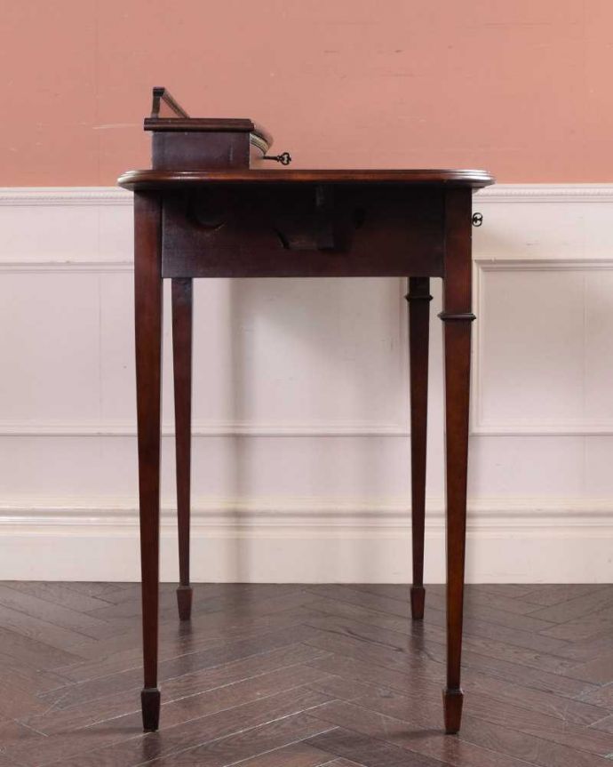 アンティークのデスク・書斎机　アンティーク家具　英国で見つけたアンティーク家具、美しい大人のライティングデスク（収納付き）。大人のデスクは横顔も美しいもちろん、横側もキレイに修復しているので、横から見ても美しいんです。(q-1586-f)