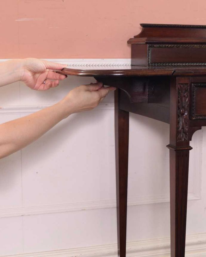 アンティークのデスク・書斎机　アンティーク家具　英国で見つけたアンティーク家具、美しい大人のライティングデスク（収納付き）。あっという間にサイズ変更OK！天板を持ち上げてバーを出すだけで、簡単にサイズが変えれます。(q-1586-f)