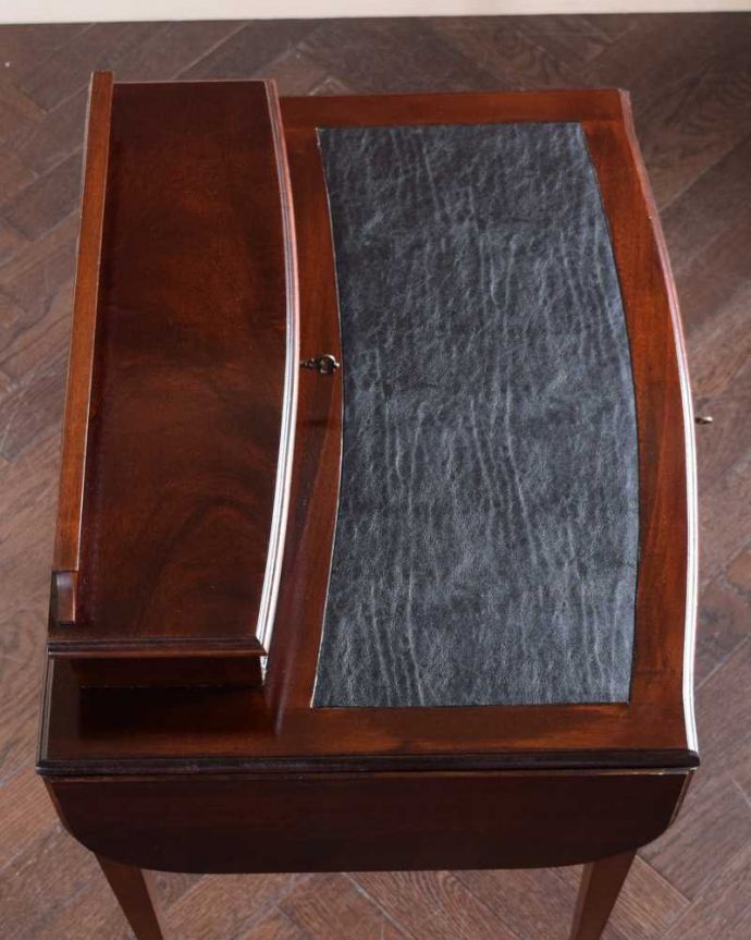 アンティークのデスク・書斎机　アンティーク家具　英国で見つけたアンティーク家具、美しい大人のライティングデスク（収納付き）。天板もピカピカにお直ししました。(q-1586-f)