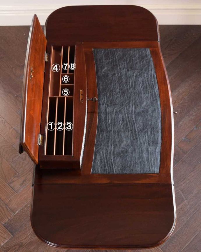 アンティークのデスク・書斎机　アンティーク家具　英国で見つけたアンティーク家具、美しい大人のライティングデスク（収納付き）。天板には小物入れが付いています細かく仕切られているので整理しやすいです。(q-1586-f)