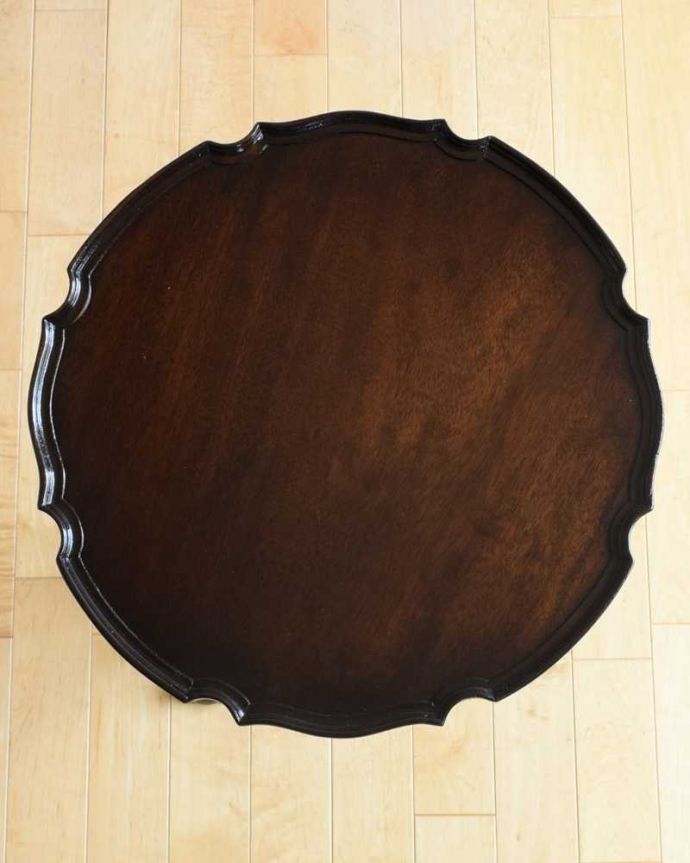 アンティークのテーブル　アンティーク家具　英国で見つけた回転するお洒落で機能的なアンティーク家具、リボルビングブックケース （サイドテーブル）。上から見てみると･･･天板はこんな感じで、ちょっとしたものを乗せて使うのに便利なサイズです。(q-1587-f)