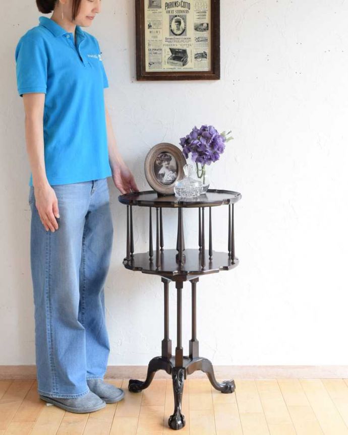 アンティークのテーブル　アンティーク家具　英国で見つけた回転するお洒落で機能的なアンティーク家具、リボルビングブックケース （サイドテーブル）。とっても珍しい回転式のブックケース！アンティーク家具の中でもかなり贅沢な造りのリボルビングブックケース。(q-1587-f)