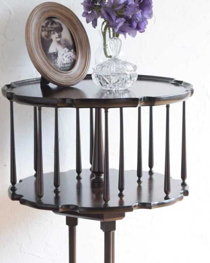 アンティークのテーブル　アンティーク家具　英国で見つけた回転するお洒落で機能的なアンティーク家具、リボルビングブックケース （サイドテーブル）。アンティークらしい美しい細工どこから見ても美しい姿。(q-1587-f)