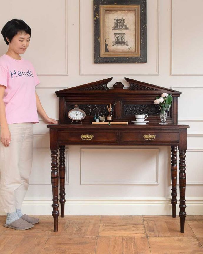 アンティークのテーブル　アンティーク家具　彫刻が美しいアンティーク家具、英国のホールテーブル（引き出し付き）。英国アンティークらしくカッコいい大人のデスクアンティーク家具の中でも特に人気の高いデスク。(q-1589-f)