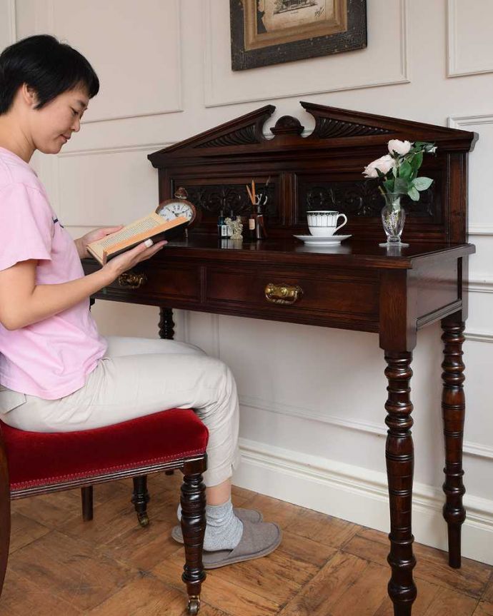 アンティークのテーブル　アンティーク家具　彫刻が美しいアンティーク家具、英国のホールテーブル（引き出し付き）。仕事している時間も、もっとカッコよくここに座るだけで、なんだかちょっとカッコよくなった気分。(q-1589-f)