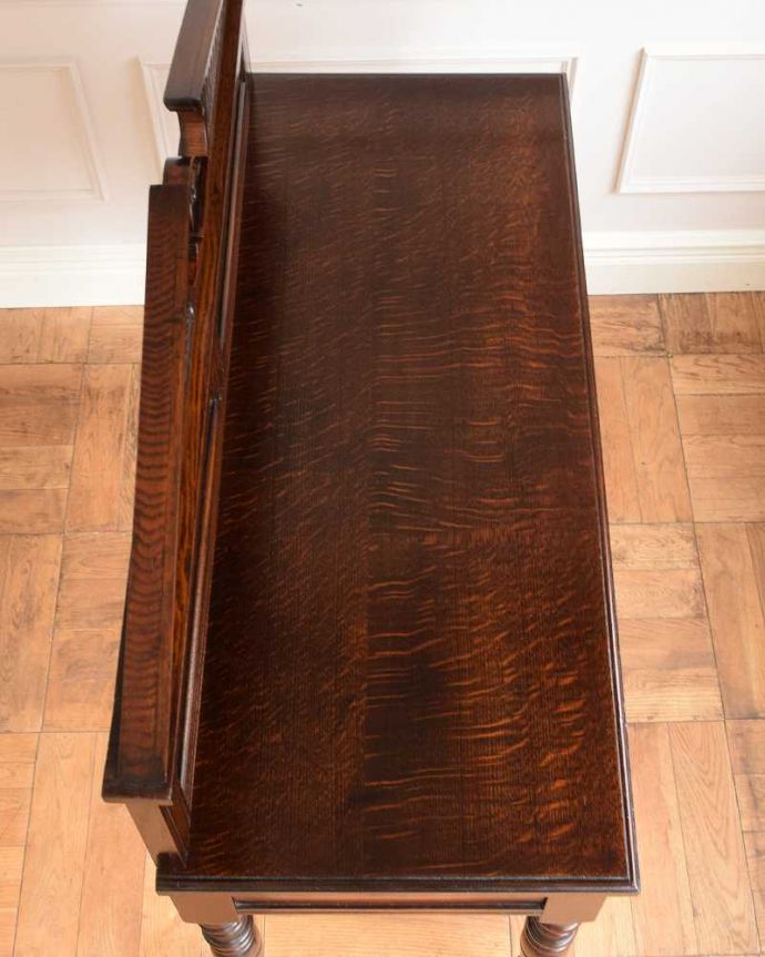 アンティークのテーブル　アンティーク家具　彫刻が美しいアンティーク家具、英国のホールテーブル（引き出し付き）。天板もピカピカにお直ししました。(q-1589-f)