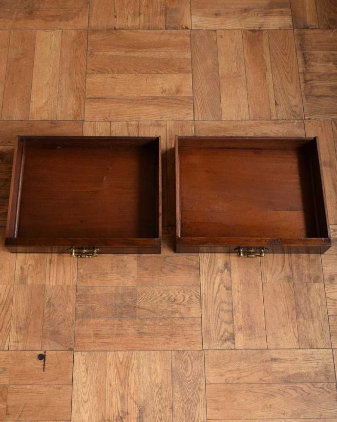 アンティークのテーブル　アンティーク家具　彫刻が美しいアンティーク家具、英国のホールテーブル（引き出し付き）。引き出しの中もキレイに修復しました。(q-1589-f)