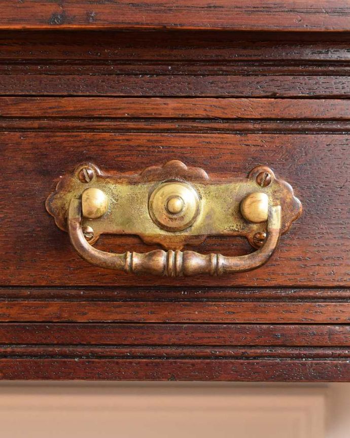 アンティークのテーブル　アンティーク家具　彫刻が美しいアンティーク家具、英国のホールテーブル（引き出し付き）。開ける度にワクワクする取っ手取っ手もアンティークらしく凝ったデザイン。(q-1589-f)