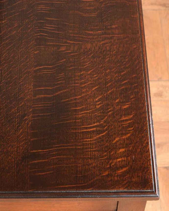 アンティークのテーブル　アンティーク家具　彫刻が美しいアンティーク家具、英国のホールテーブル（引き出し付き）。天板を近くから見ると･･･デスクは天板を使う家具なので、キレイにお直ししました。(q-1589-f)