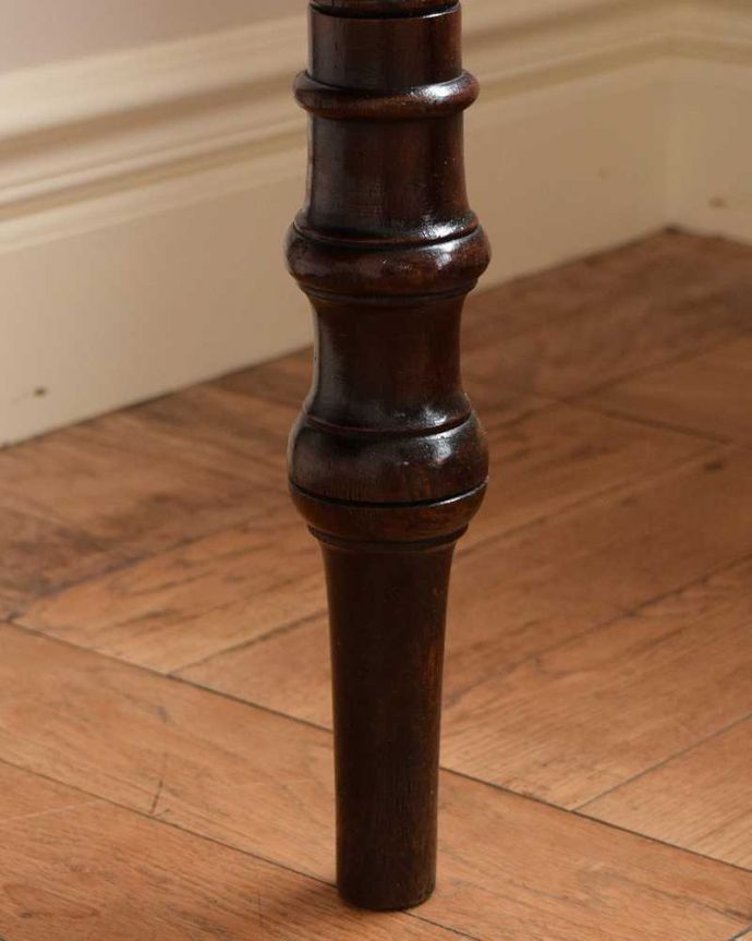 アンティークのテーブル　アンティーク家具　彫刻が美しいアンティーク家具、英国のホールテーブル（引き出し付き）。女性1人でラクラク運べちゃう仕掛けHandleのアンティークは、脚の裏にフェルトキーパーをお付けしています。(q-1589-f)