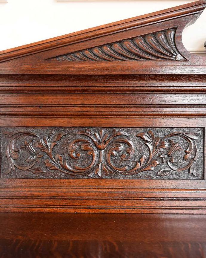 アンティークのテーブル　アンティーク家具　彫刻が美しいアンティーク家具、英国のホールテーブル（引き出し付き）。惚れ惚れするような美しさとっても堅い無垢材に一体どうやって彫っていったんでしょう？アンティークらしく細かい彫りを眺めているだけでうっとりしてしまいます。(q-1589-f)