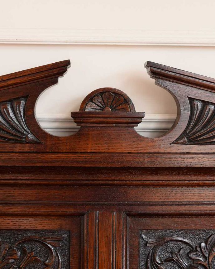 アンティークのテーブル　アンティーク家具　彫刻が美しいアンティーク家具、英国のホールテーブル（引き出し付き）。至る所に繊細な彫いろんな彫のデザインがありますが、個人的に美しいと思える女性らしく優雅なデザインを選んできました。(q-1589-f)