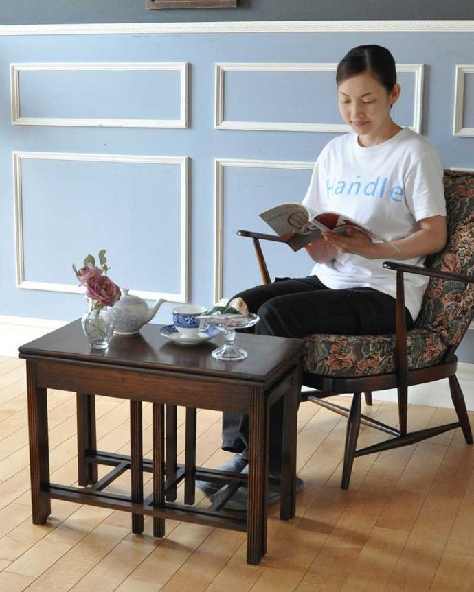 アンティークのテーブル アンティーク家具 3つのテーブルがセットになったイギリスのアンティーク家具(伸張式テーブル付き)。親子一緒の姿が可愛いネストテーブルネストとは巣のこと。(q-1590-f)