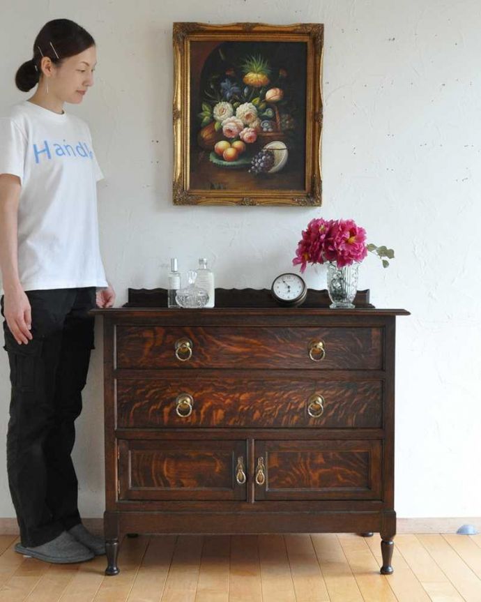 アンティークのチェスト　アンティーク家具　扉と引き出しが付いた英国輸入家具、アンティークカップボードチェスト（食器棚）。引き出しと扉、両方の収納が付いた便利な家具もともとベッドサイドに置いてカップ＆ソーサーを収納するために作られたカップボードチェスト。(q-1591-f)