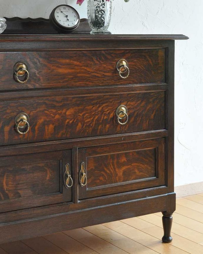 アンティークのチェスト　アンティーク家具　扉と引き出しが付いた英国輸入家具、アンティークカップボードチェスト（食器棚）。重厚な英国アンティークらしい雰囲気ドッシリとした木目は、現代では手に入れることが出来ないアンティークらしい部分。(q-1591-f)