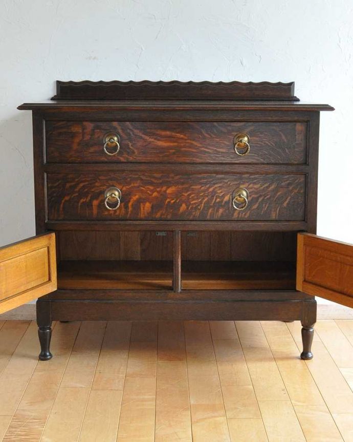 アンティークのチェスト　アンティーク家具　扉と引き出しが付いた英国輸入家具、アンティークカップボードチェスト（食器棚）。扉の中はこんな感じ修復しました扉の中の収納はこんな感じになっています。(q-1591-f)