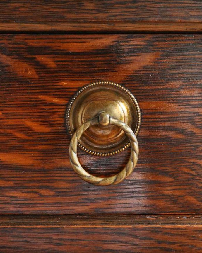 アンティークのチェスト　アンティーク家具　扉と引き出しが付いた英国輸入家具、アンティークカップボードチェスト（食器棚）。開ける度になんだかワクワク取っ手のデザインにもこだわりが。(q-1591-f)