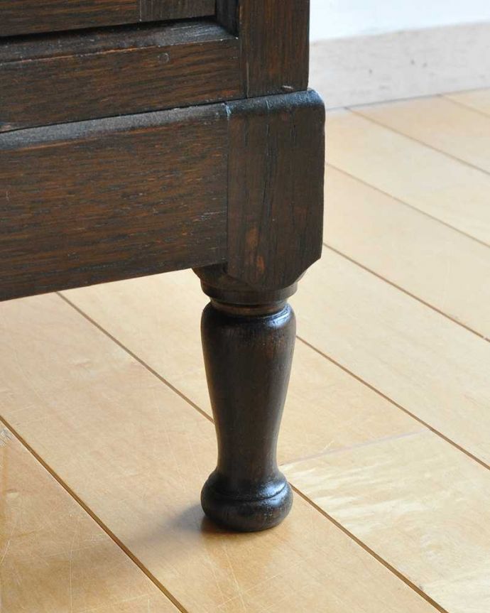 アンティークのチェスト　アンティーク家具　扉と引き出しが付いた英国輸入家具、アンティークカップボードチェスト（食器棚）。女性１人でラクラク運べちゃうんですHandleのアンティークは、脚の裏にフェルトキーパーをお付けしています。(q-1591-f)