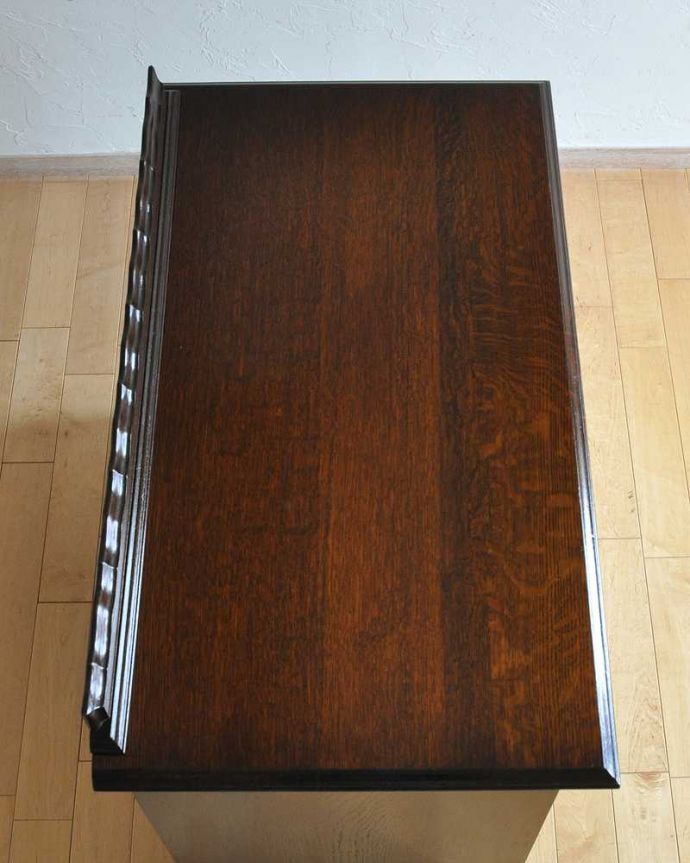 アンティークのチェスト　アンティーク家具　扉と引き出しが付いた英国輸入家具、アンティークカップボードチェスト（食器棚）。天板にモノを置いても使えます。(q-1591-f)