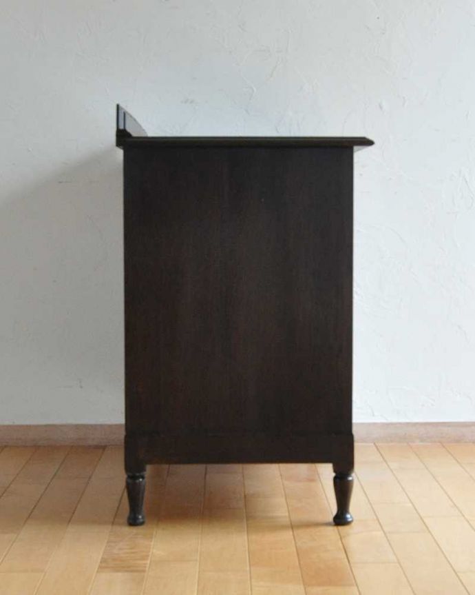 アンティークのチェスト　アンティーク家具　扉と引き出しが付いた英国輸入家具、アンティークカップボードチェスト（食器棚）。横から見てもステキなんです。(q-1591-f)