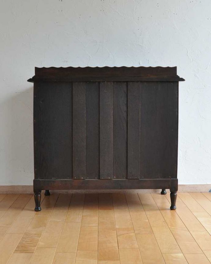 アンティークのチェスト　アンティーク家具　扉と引き出しが付いた英国輸入家具、アンティークカップボードチェスト（食器棚）。後ろ姿にも自信がありますアンティークは新品ではないので経年変化によるキズはありますが、専門の職人が修復したので後ろ姿までキレイです。(q-1591-f)